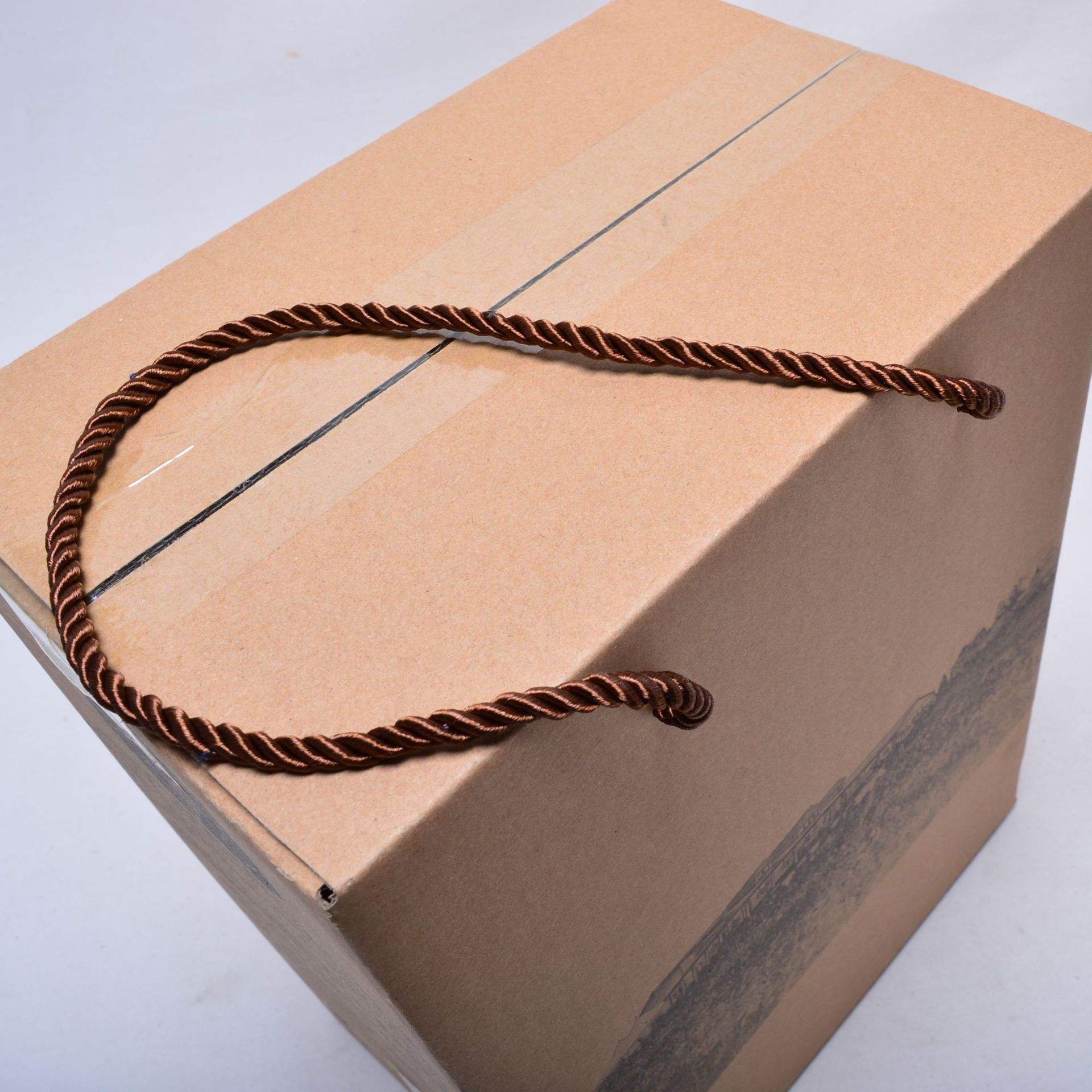 1641637155899591.jpeg 手拎紙箱.jpeg